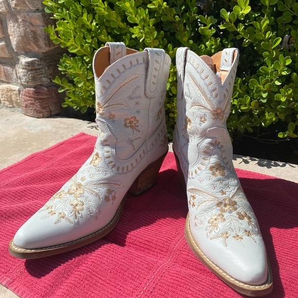Boot Barn cowgirl dancing boots. Size 9 women’s. Icy white color. Embroidered. - Picture 1 of 8